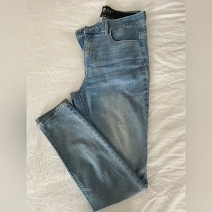 White House black market size 8r. Light blue skinny jeans